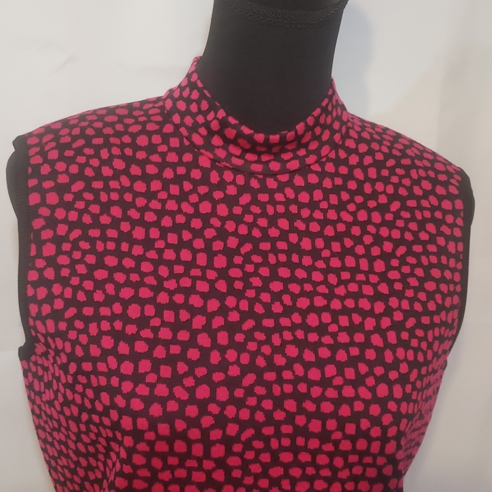 St. Johns sleeveless hot pink and black knit shirt